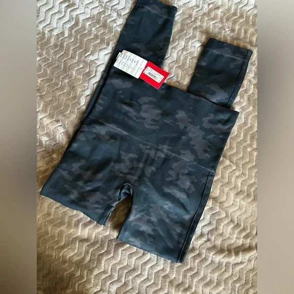 NEW SPANX - Look At Me Now Seamless Leggings - Picture 7 of 10